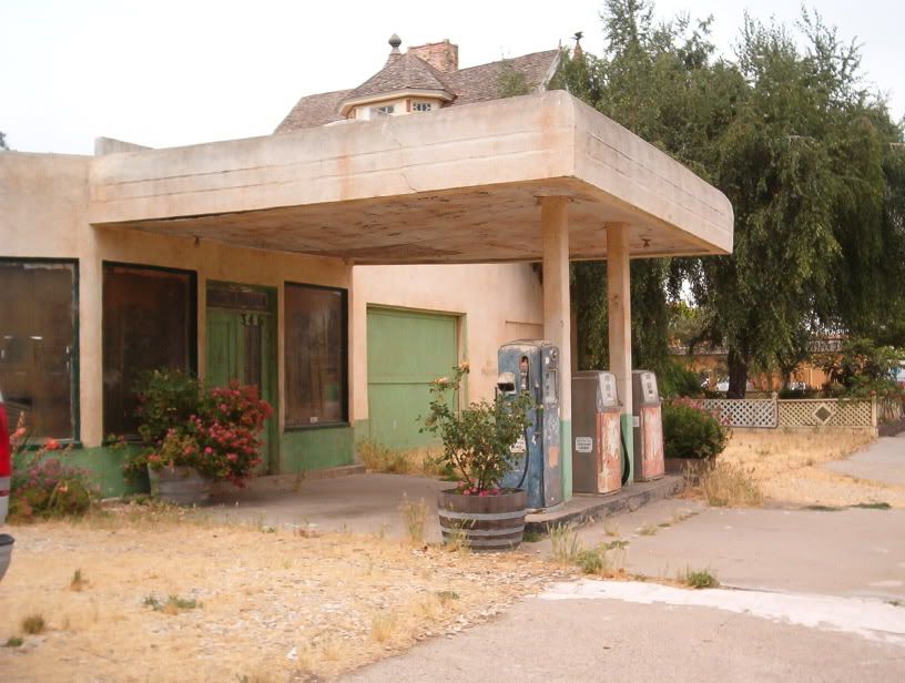 Abandoned Gas Station (Los Alamos)