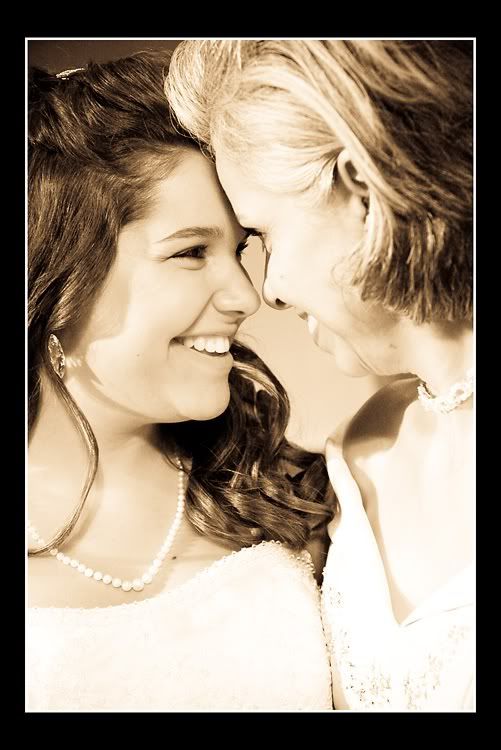 IMAGE: http://i90.photobucket.com/albums/k254/kathypatterson/britt_n_daniel/Britt-n-Daniel-Wedding-132-of-489.jpg