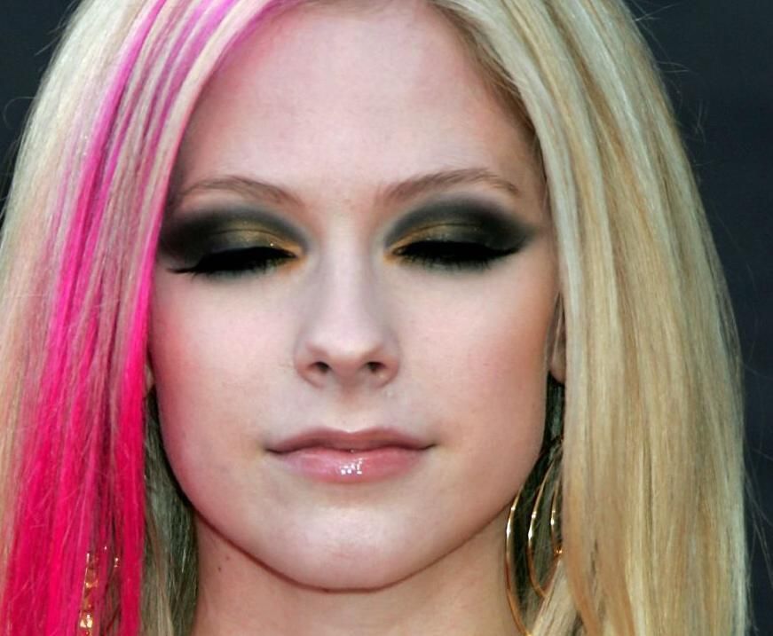avril lavigne kissed a girl. More Hot Chick Pics Remix