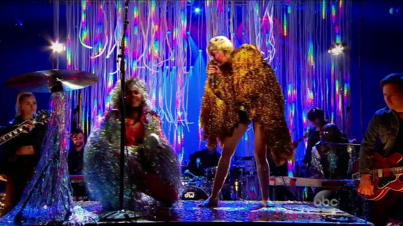 Miley Cyrus [ft The Flaming Lips] - 2014 Billboard Music Awards - HDTV MPEG-2 - LSD preview 12