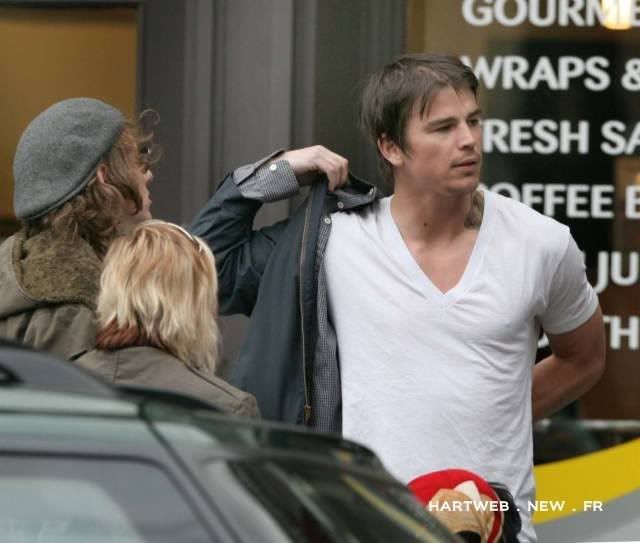 http://i90.photobucket.com/albums/k259/jh_gallery/Movies/August/Behind%20the%20scene/august_filming_26-04-2007_pic02.jpg
