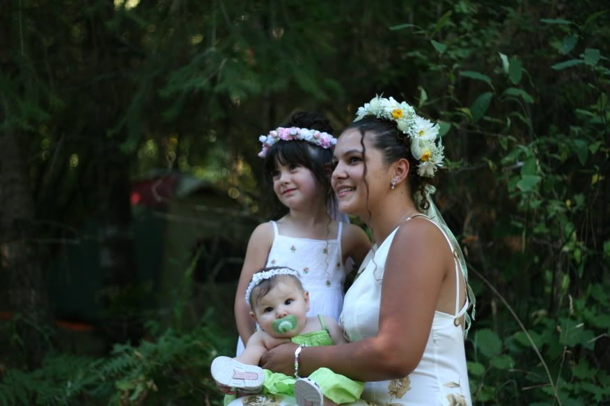 IMAGE: http://i90.photobucket.com/albums/k259/miss-pix/Nikki/NikkiandRDWedding051.jpg