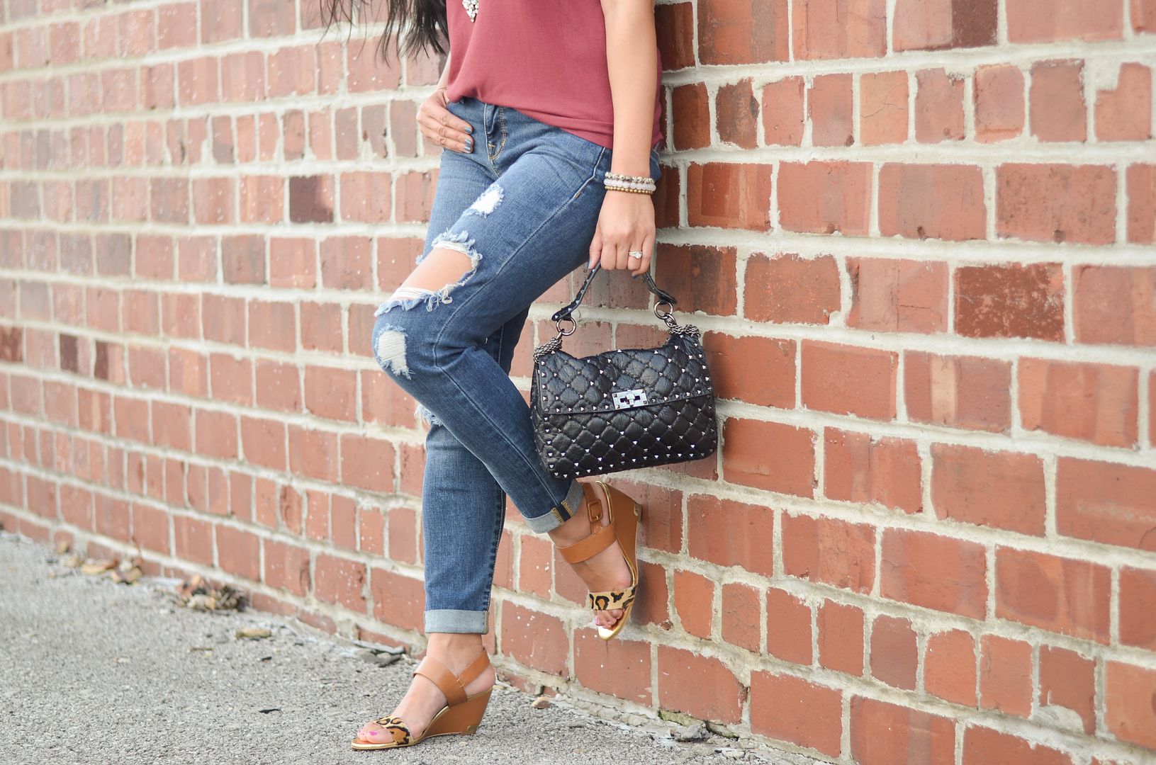 Ripped denim and wedge sandals outfit
