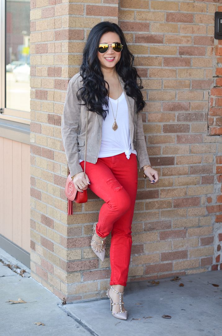 Red skinny jeans and neutrals outfit