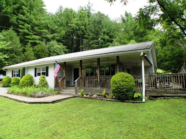 59 Meadow View Road Franklin NC, SINGLE LEVEL LIVING AT IT'S BEST! This wonderful family home is about 2150 sq ft has been remodeled very nicely, Franklin NC Real Estate